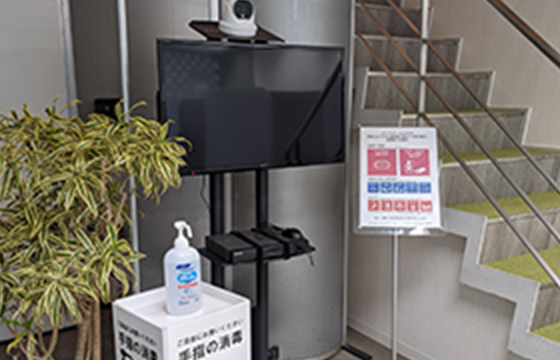 写真:玄関入り口にて手指消毒液を設置している。