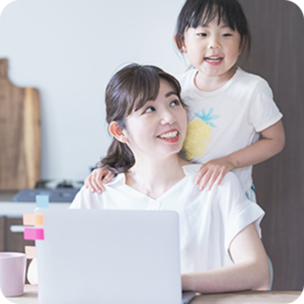 写真:子どもの近くで働く女性