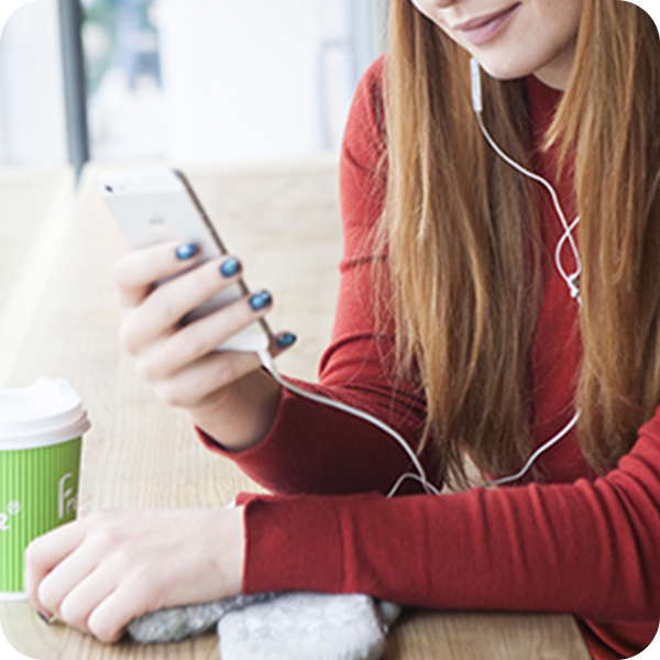 写真:イヤホンで動画講義を視聴する女性