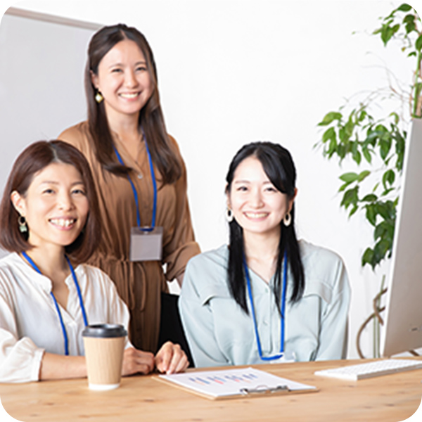 写真:笑顔の女性3名
